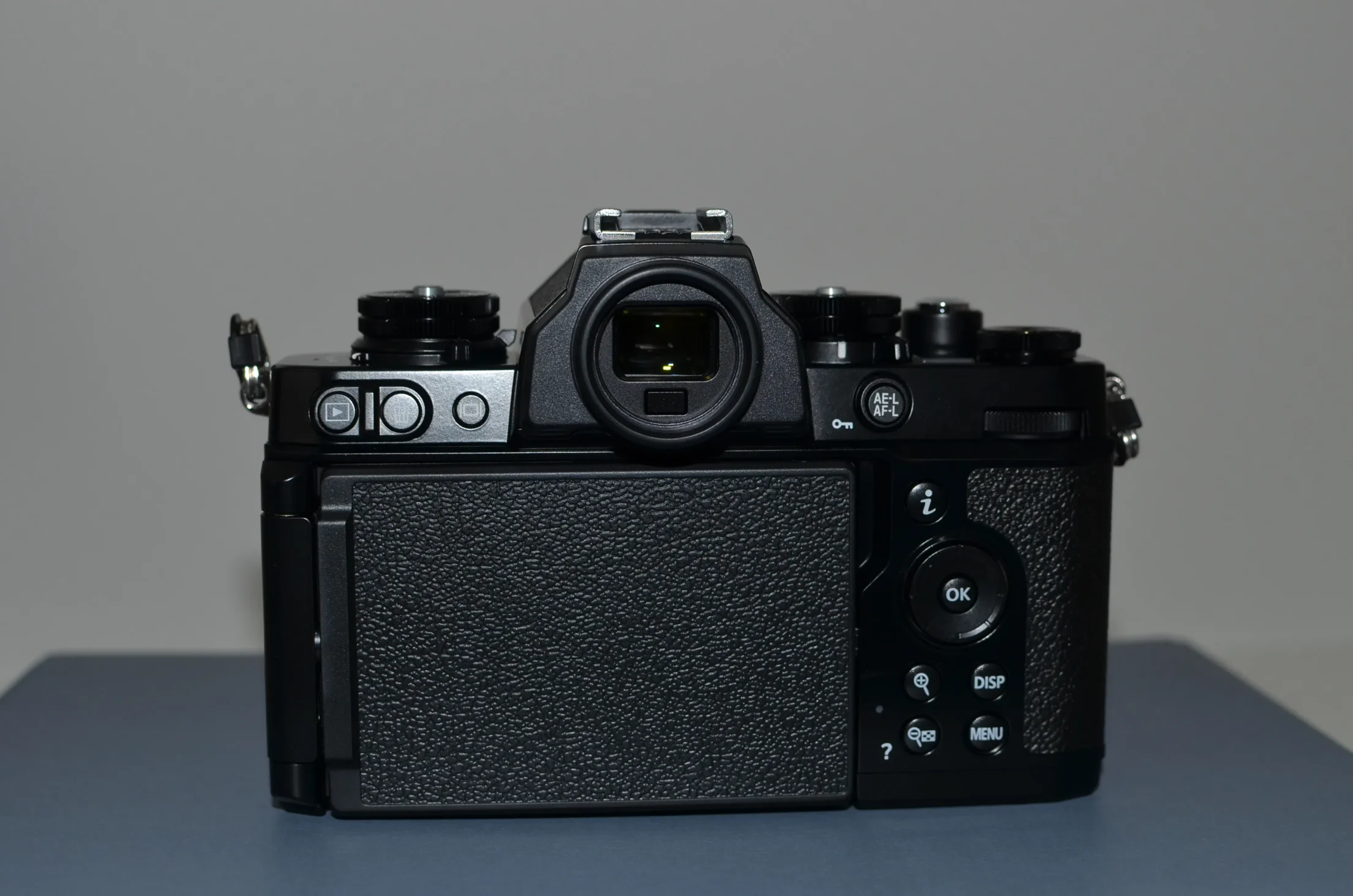 Nikon Z fcの液晶はバリアングル。
閉じると昔のカメラみたいでオシャレ
