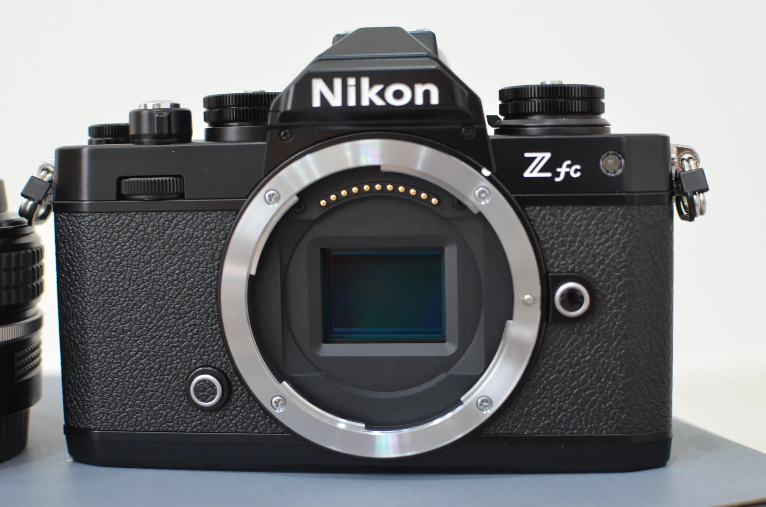 Nikon Z fcのミラーマウント部分の画像