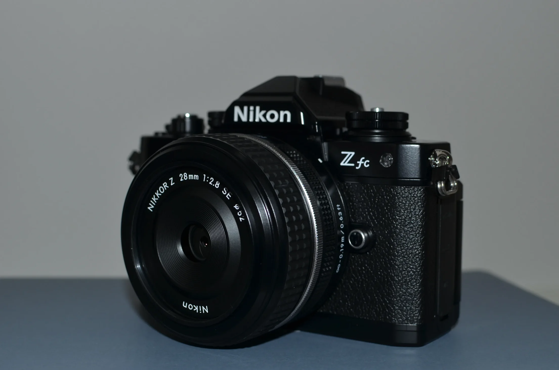 Nikon Z fcはコンパクトでレトロ感があってカッコいい