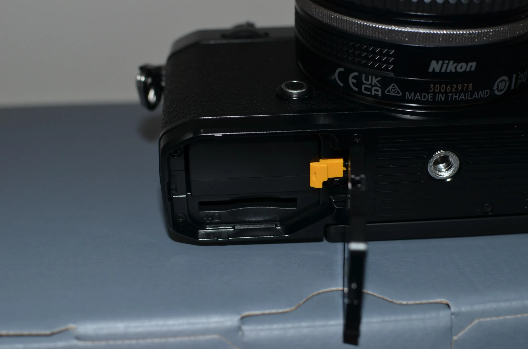 Nikon Z fcのSDカードはバッテリーカバー内に設置されている