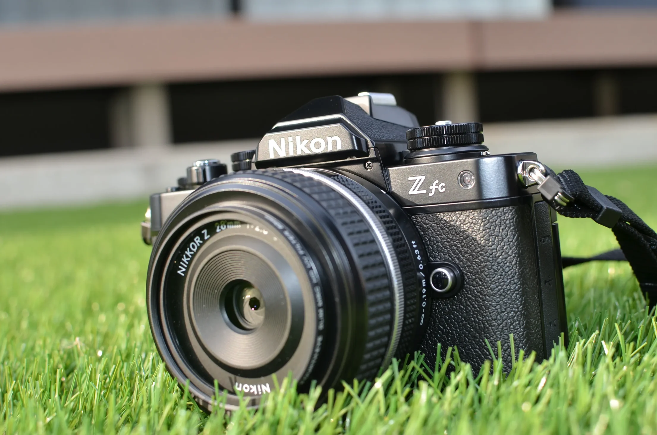 Nikon Z fcを芝に置いている写真