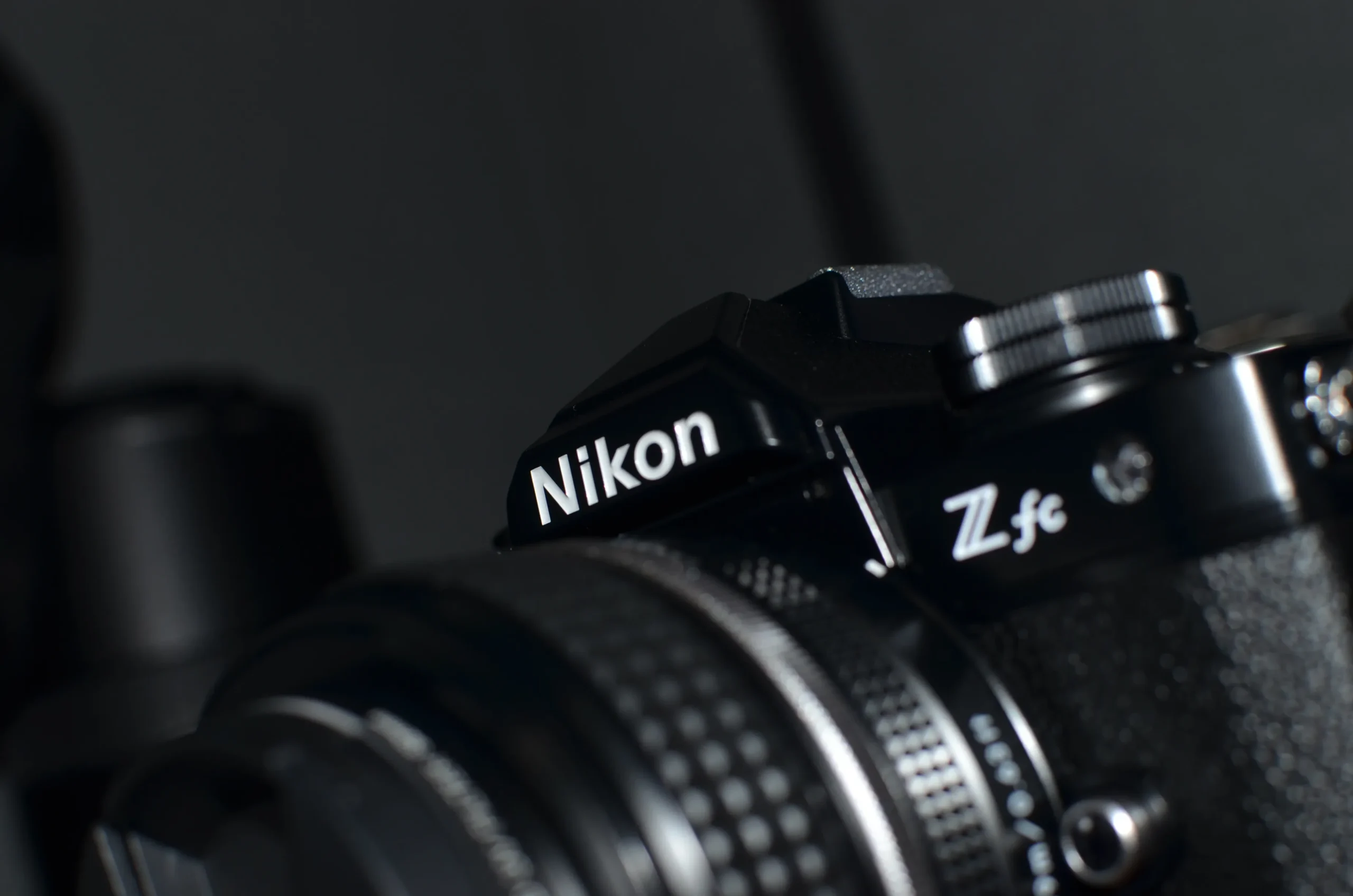 Nikon Z fcのNikon刻印は１９７０年代デザインでレトロ感がカッコイイ！